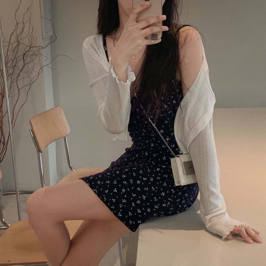 Двойка из сарафана с мелким цветочным принтом и лёгкого кардигана