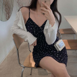 Двойка из сарафана с мелким цветочным принтом и лёгкого кардигана