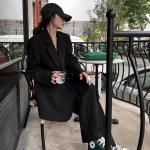 Костюм из чёрного блейзера и прямых брюк