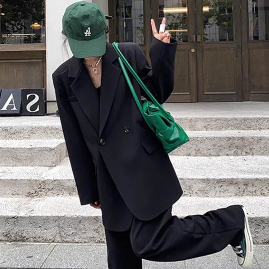 Костюм из чёрного блейзера и прямых брюк