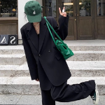 Костюм из чёрного блейзера и прямых брюк