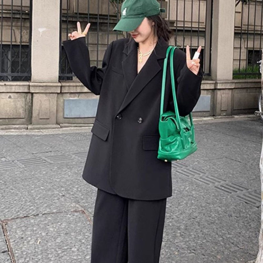 Костюм из чёрного блейзера и прямых брюк