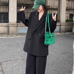 Костюм из чёрного блейзера и прямых брюк