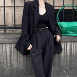 Костюм из чёрного блейзера и прямых брюк
