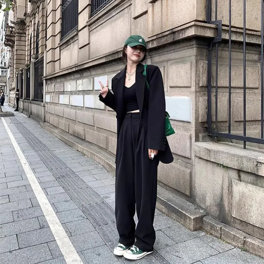 Костюм из чёрного блейзера и прямых брюк