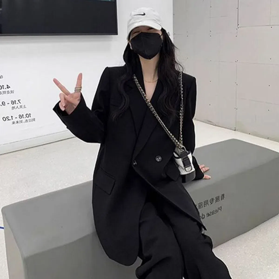 Костюм из чёрного блейзера и прямых брюк