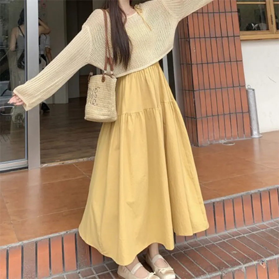 Лёгкий трикотажный топ и струящееся платье-комбинация