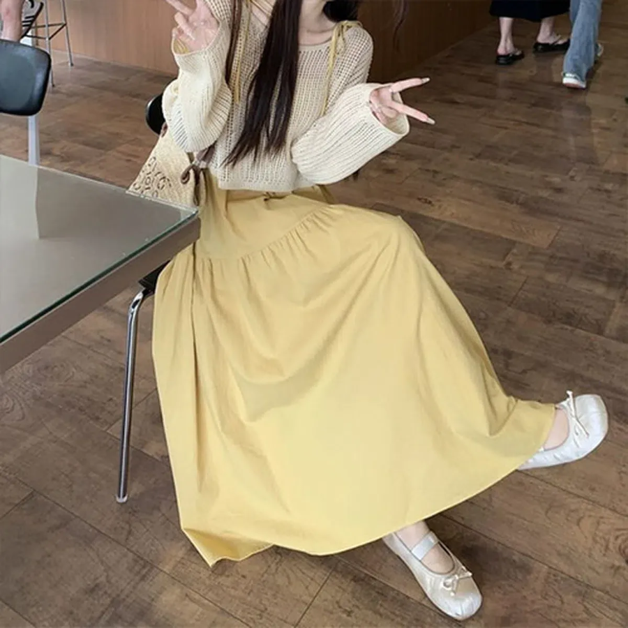 Лёгкий трикотажный топ и струящееся платье-комбинация