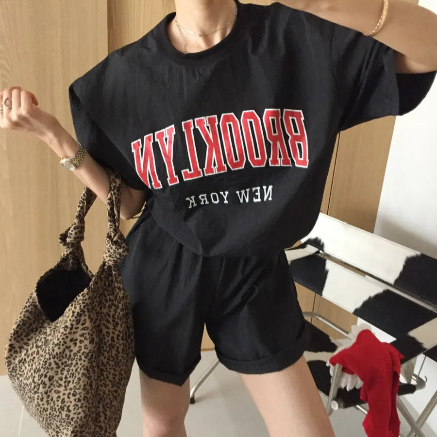 Кроп-топ с принтом и шорты