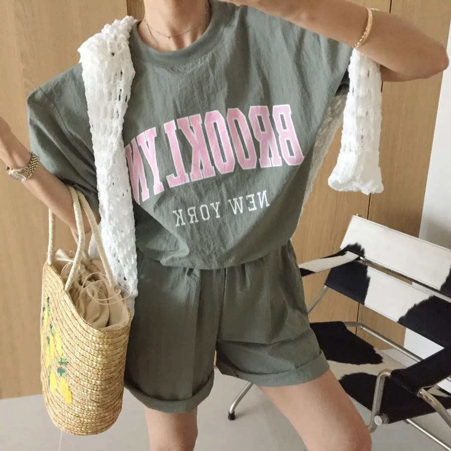 Кроп-топ с принтом и шорты