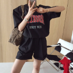 Кроп-топ с принтом и шорты