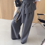 Асимметричный летний костюм из топа с коротким рукавом и широких штанов