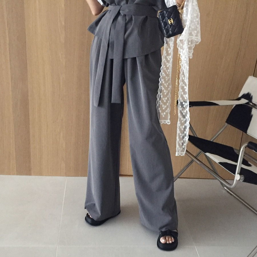 Асимметричный летний костюм из топа с коротким рукавом и широких штанов