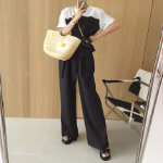 Асимметричный летний костюм из топа с коротким рукавом и широких штанов