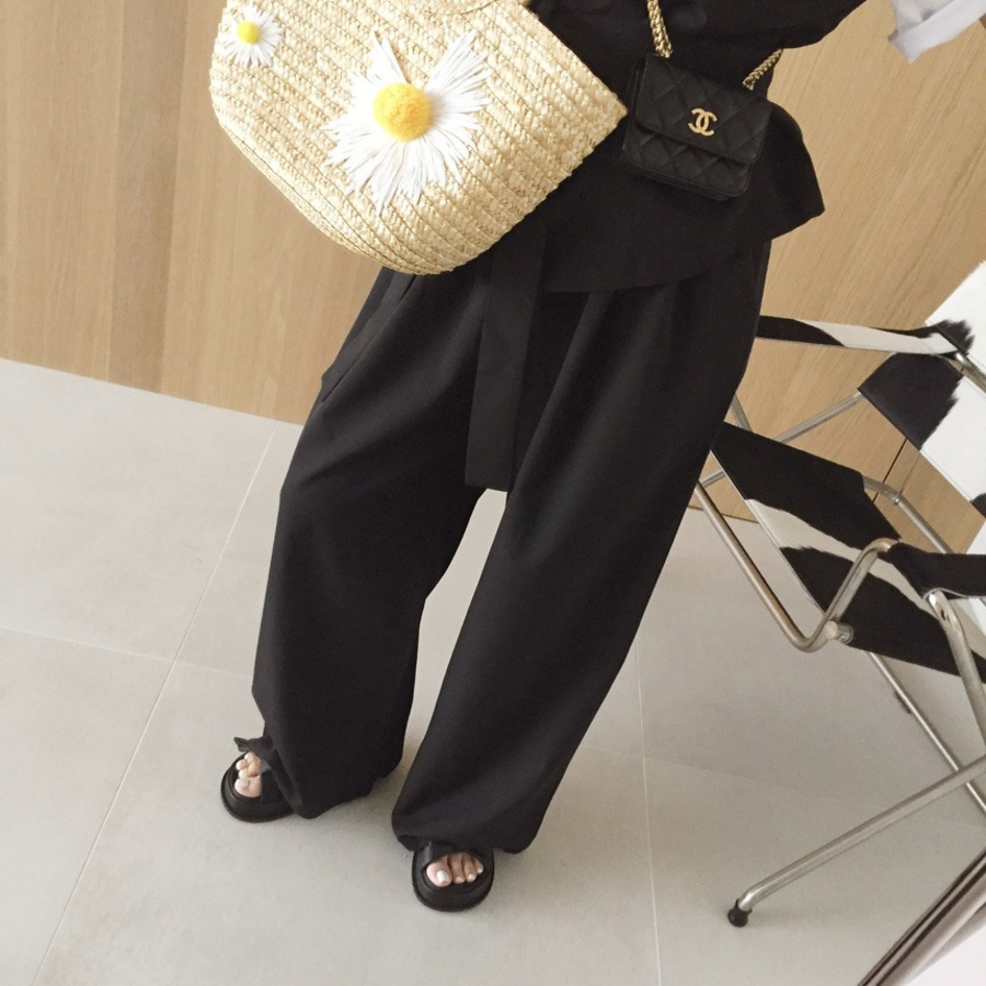 Асимметричный летний костюм из топа с коротким рукавом и широких штанов