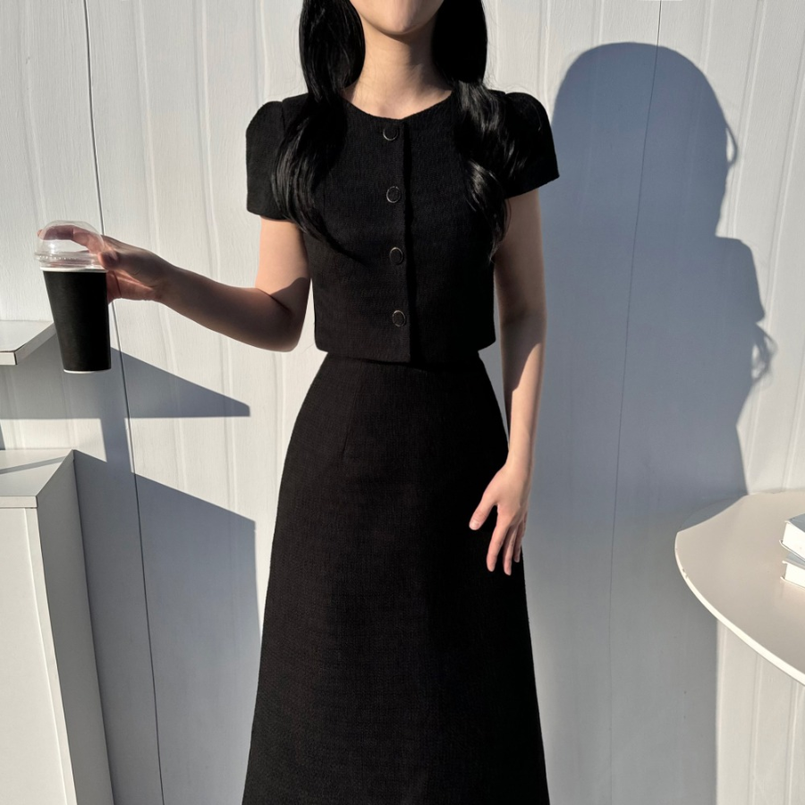 Костюм-двойка: укороченный твидовый жакет с пышными короткими рукавами и длинная юбка А-силуэта с разрезом сзади