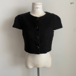 Костюм-двойка: укороченный твидовый жакет с пышными короткими рукавами и длинная юбка А-силуэта с разрезом сзади