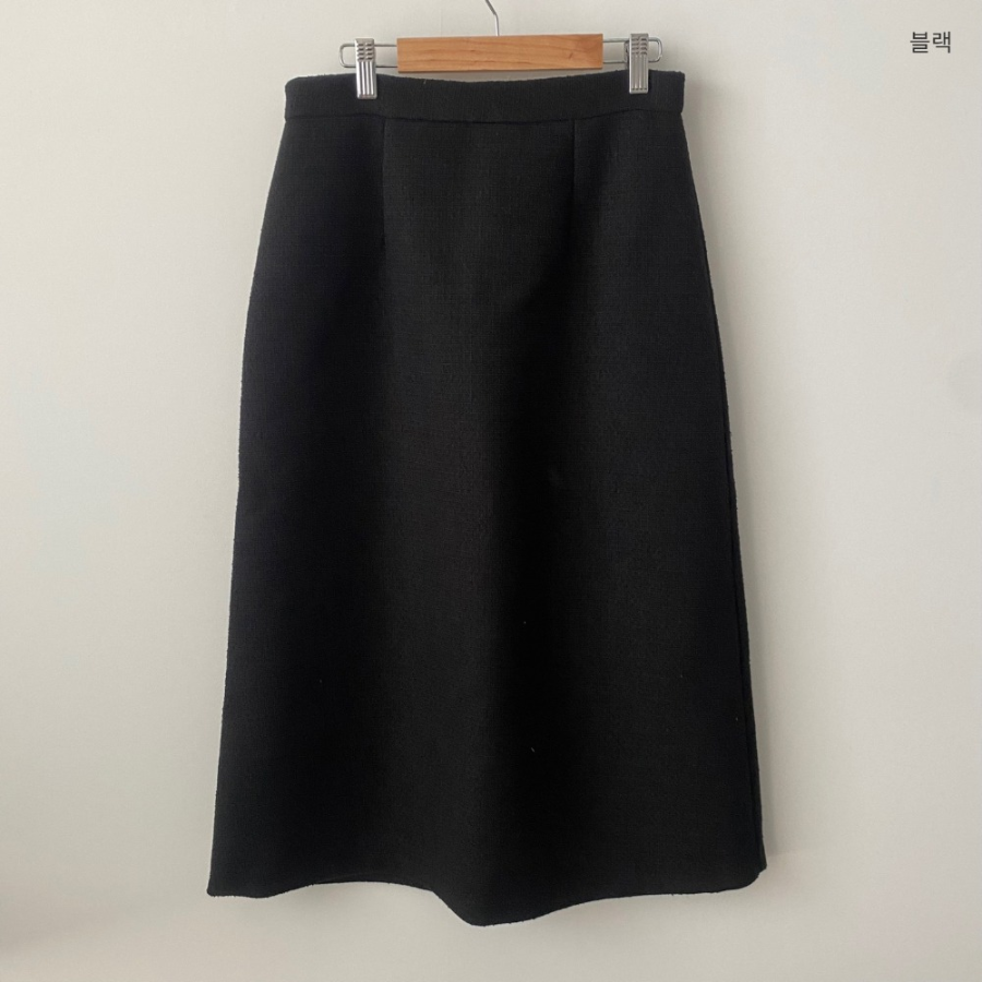 Костюм-двойка: укороченный твидовый жакет с пышными короткими рукавами и длинная юбка А-силуэта с разрезом сзади