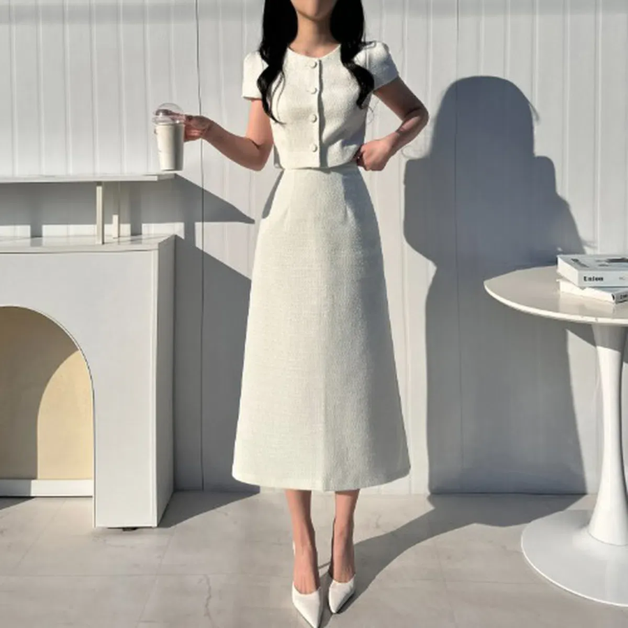 Костюм-двойка: укороченный твидовый жакет с пышными короткими рукавами и длинная юбка А-силуэта с разрезом сзади