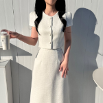 Костюм-двойка: укороченный твидовый жакет с пышными короткими рукавами и длинная юбка А-силуэта с разрезом сзади