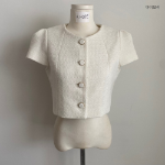 Костюм-двойка: укороченный твидовый жакет с пышными короткими рукавами и длинная юбка А-силуэта с разрезом сзади