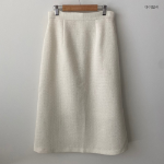 Костюм-двойка: укороченный твидовый жакет с пышными короткими рукавами и длинная юбка А-силуэта с разрезом сзади