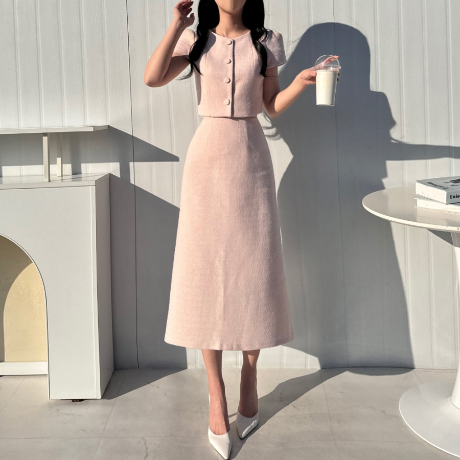 Костюм-двойка: укороченный твидовый жакет с пышными короткими рукавами и длинная юбка А-силуэта с разрезом сзади