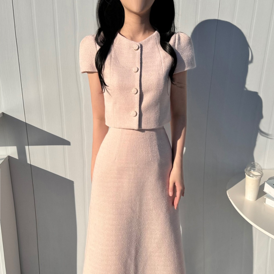 Костюм-двойка: укороченный твидовый жакет с пышными короткими рукавами и длинная юбка А-силуэта с разрезом сзади