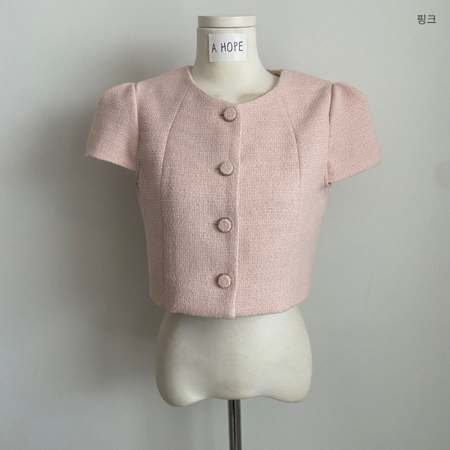 Костюм-двойка: укороченный твидовый жакет с пышными короткими рукавами и длинная юбка А-силуэта с разрезом сзади