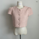 Костюм-двойка: укороченный твидовый жакет с пышными короткими рукавами и длинная юбка А-силуэта с разрезом сзади