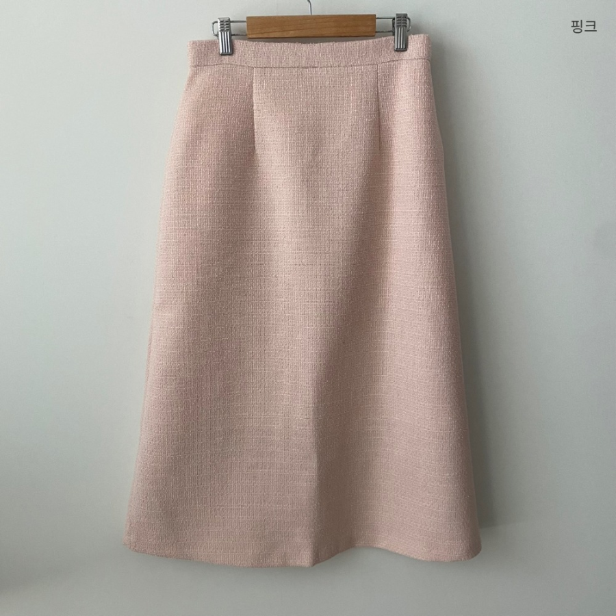 Костюм-двойка: укороченный твидовый жакет с пышными короткими рукавами и длинная юбка А-силуэта с разрезом сзади