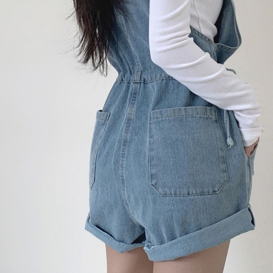 Джинсовый комбинезон-шорты с лямками, регулируемыми шнурками и отворотами