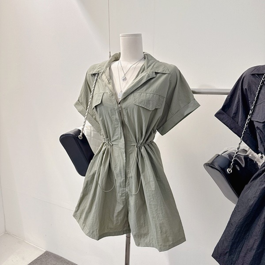 Летний комбинезон-шорты с воротником-рубашкой, молнией и струящимися рукавами