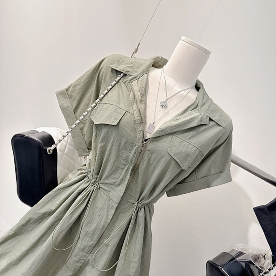 Летний комбинезон-шорты с воротником-рубашкой, молнией и струящимися рукавами