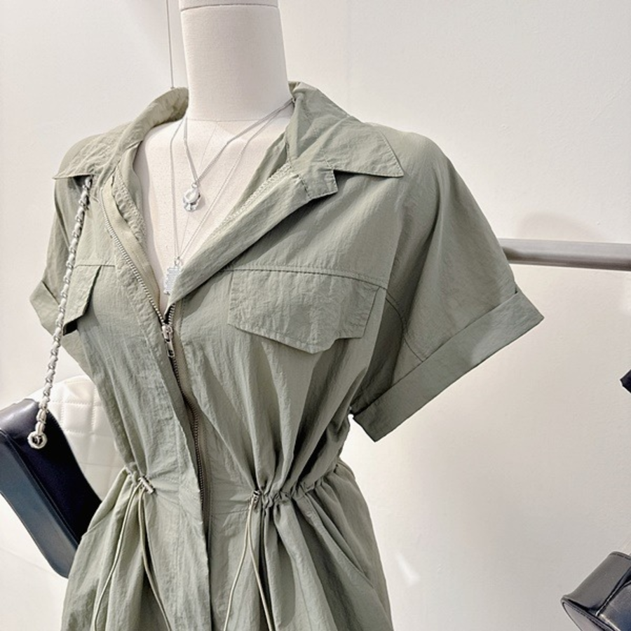 Летний комбинезон-шорты с воротником-рубашкой, молнией и струящимися рукавами