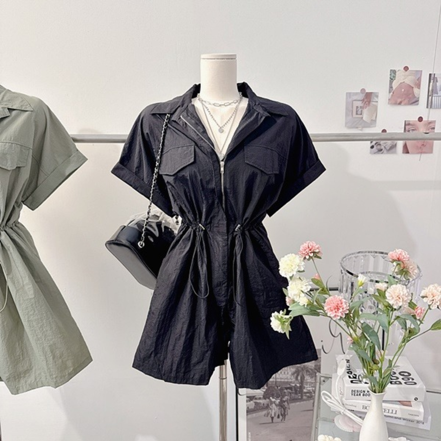 Летний комбинезон-шорты с воротником-рубашкой, молнией и струящимися рукавами