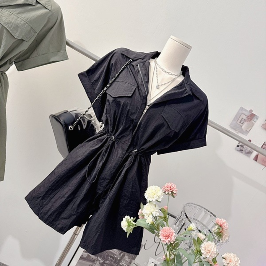 Летний комбинезон-шорты с воротником-рубашкой, молнией и струящимися рукавами