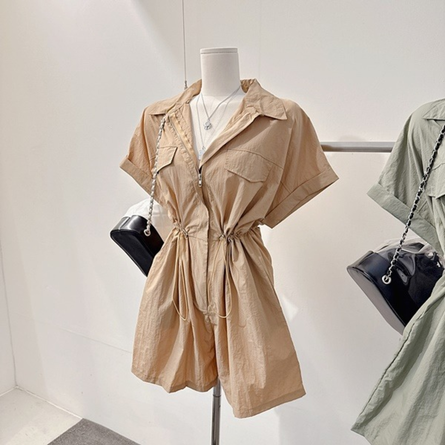 Летний комбинезон-шорты с воротником-рубашкой, молнией и струящимися рукавами