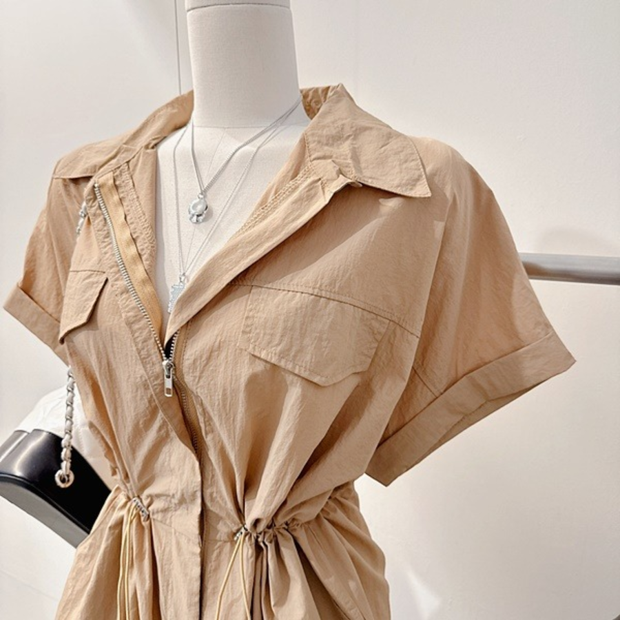 Летний комбинезон-шорты с воротником-рубашкой, молнией и струящимися рукавами