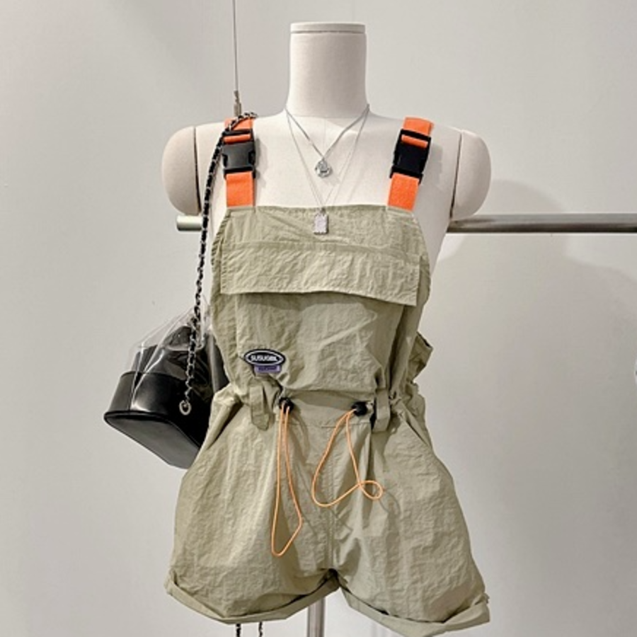 Летний комбинезон с подтяжками и квадратным вырезом