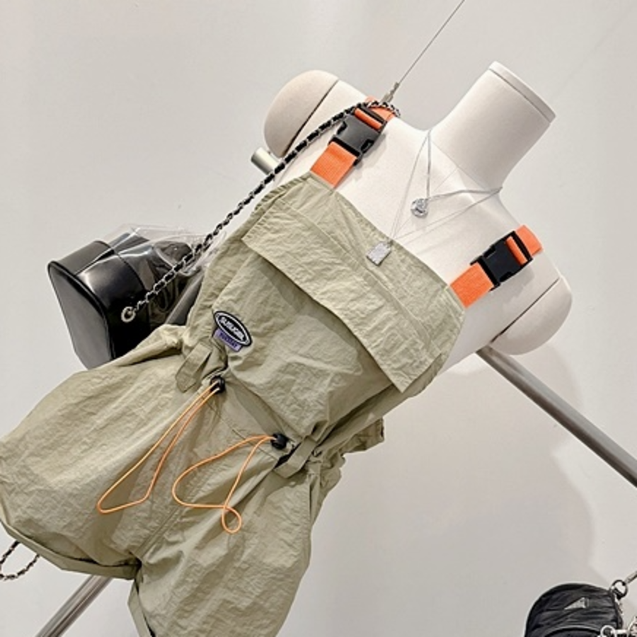 Летний комбинезон с подтяжками и квадратным вырезом