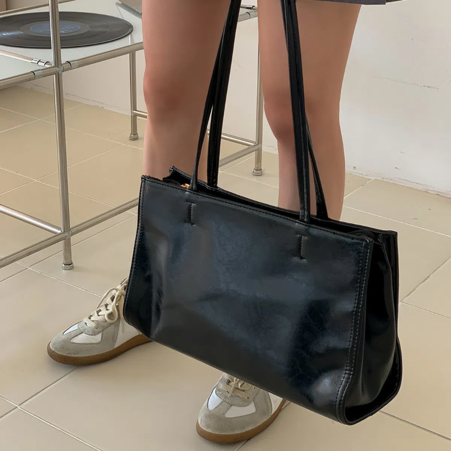 Easy Big Square Shopper Bag — элегантный акцент для образа на каждый день