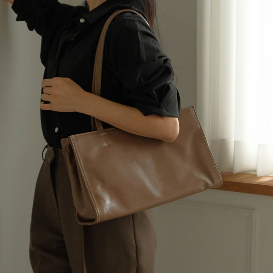 Easy Big Square Shopper Bag — элегантный акцент для образа на каждый день