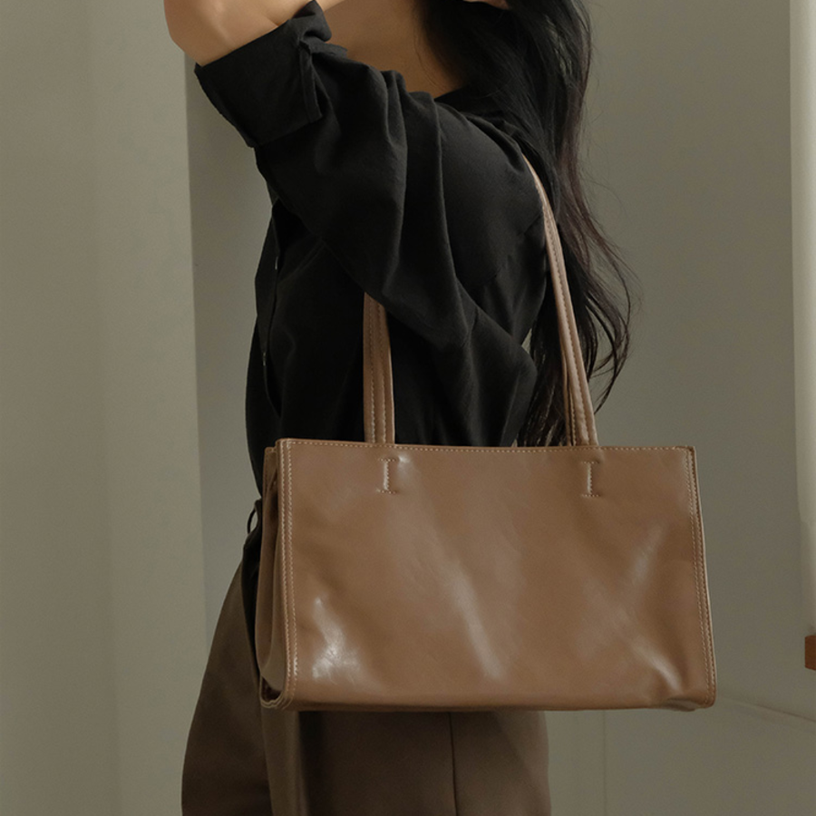 Easy Big Square Shopper Bag — элегантный акцент для образа на каждый день