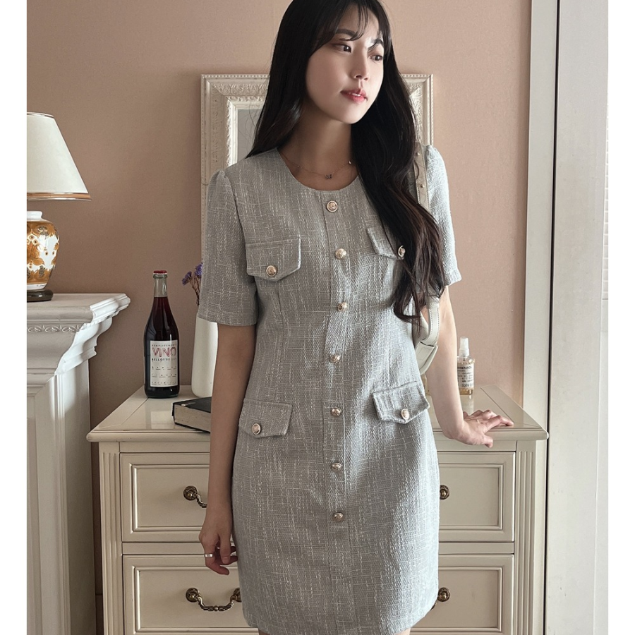 Мини-платье из твида с короткими рукавами и золотыми пуговицами