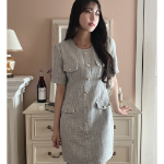 Мини-платье из твида с короткими рукавами и золотыми пуговицами