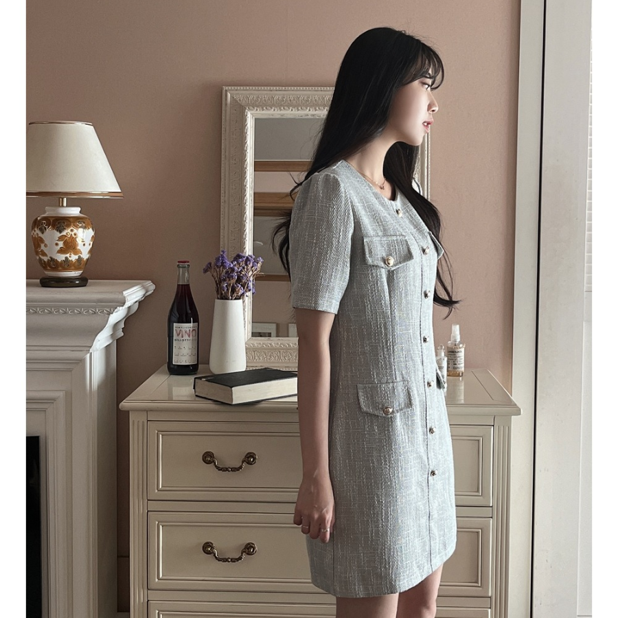 Мини-платье из твида с короткими рукавами и золотыми пуговицами