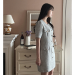 Мини-платье из твида с короткими рукавами и золотыми пуговицами