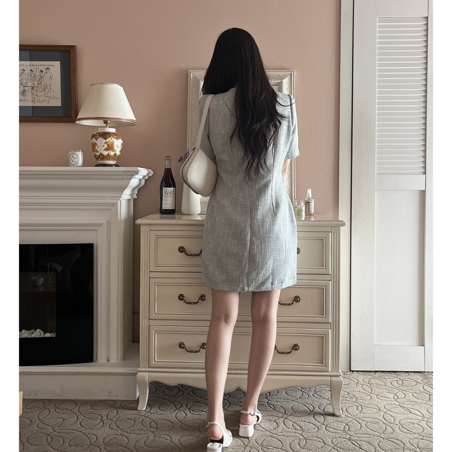 Мини-платье из твида с короткими рукавами и золотыми пуговицами