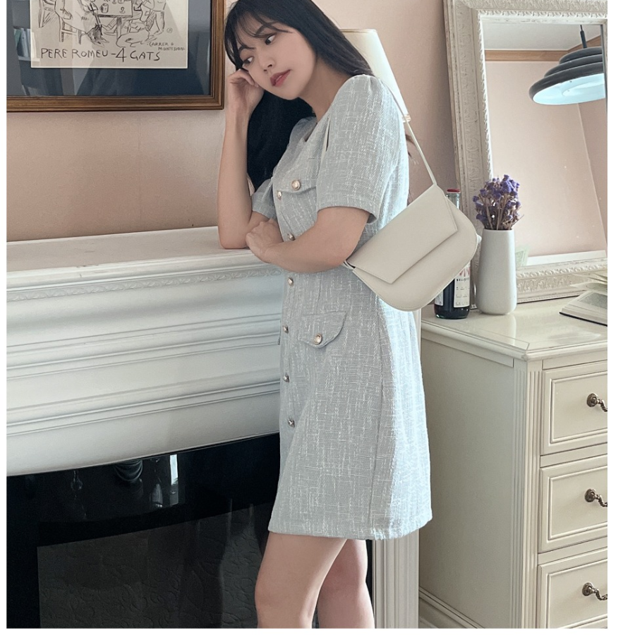 Мини-платье из твида с короткими рукавами и золотыми пуговицами